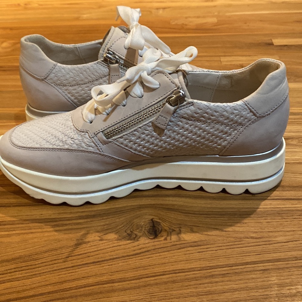 Gabor Women Zip Sneaker Walking Shoes. Size 8.5